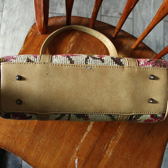 Tan floral carpet style double handle 4 metal feet zipper closure hand bag - Picture 8 of 9